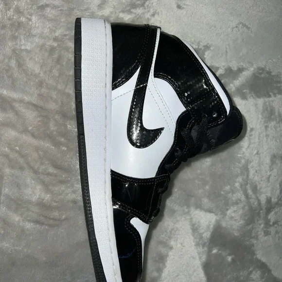 Air Jordan 1 Mid SE GS Size 5.5 Y